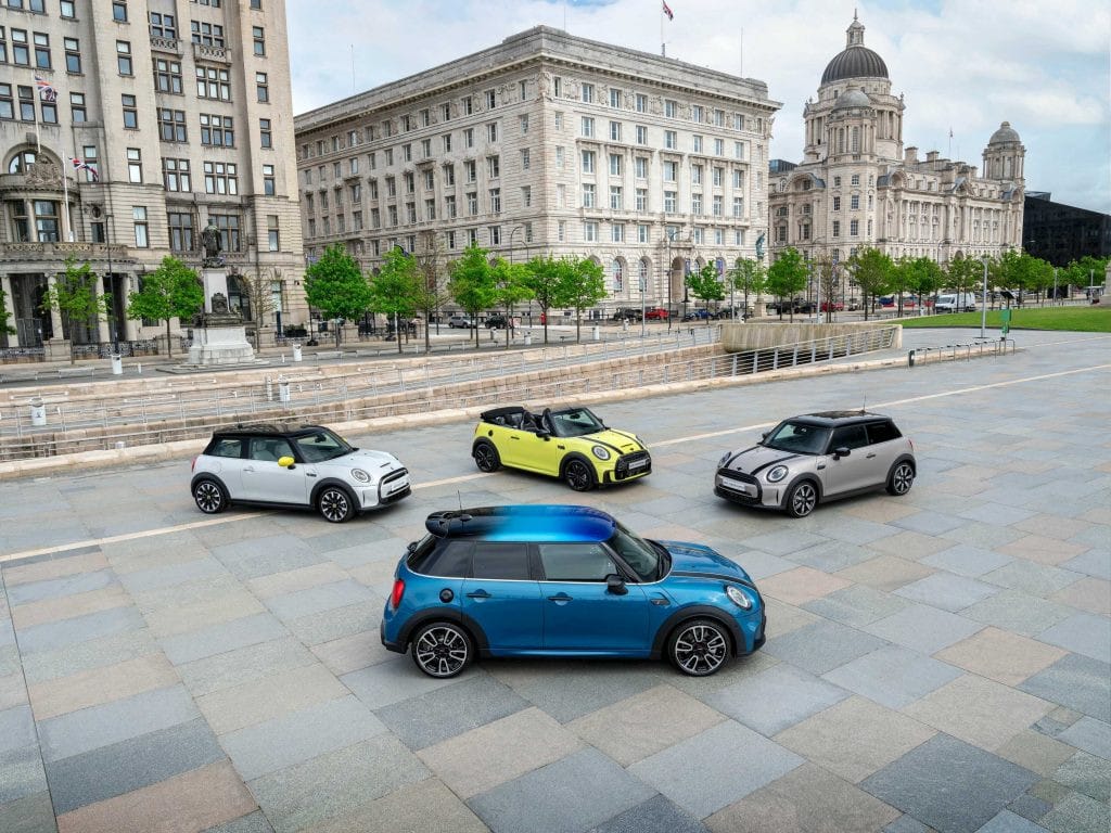 Xe hơi Mini Cooper màu xanh cổ điển với thiết kế đặc trưng và đèn pha tròn
