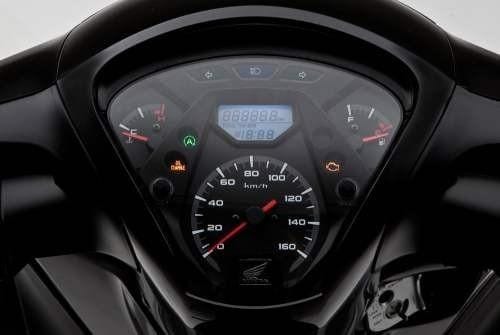 Xe Honda SH lăn bánh trên đường phố, minh họa khả năng tiết kiệm nhiên liệu