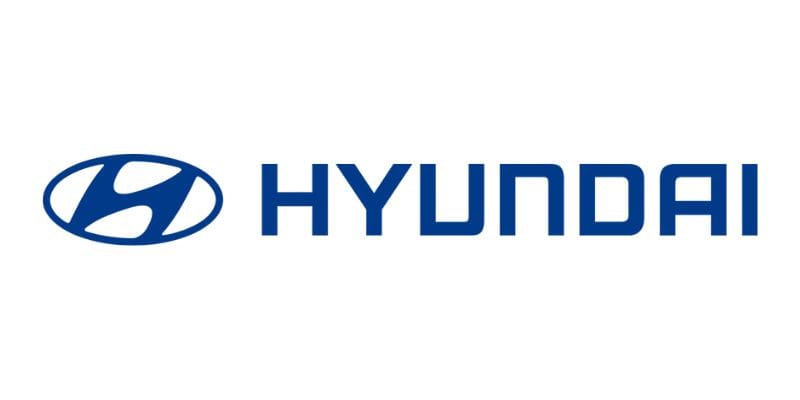 Xe Hyundai Santa Fe màu đỏ đỗ trên con đường ven biển