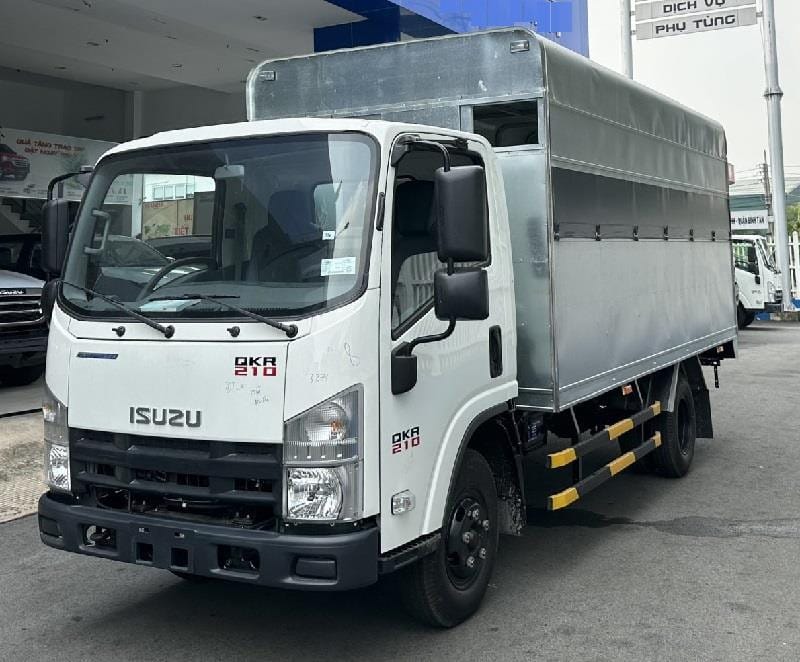 Xe Isuzu QKR 210 dùng cho mục đích đào tạo lái