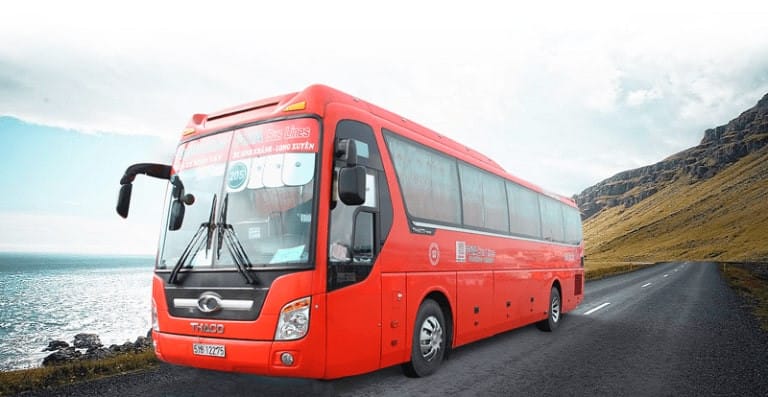 Xe khách chất lượng cao di chuyển trên tuyến đường Hải Phòng Nam Định, thể hiện sự thuận tiện của việc lựa chọn phương tiện vận tải hành khách.