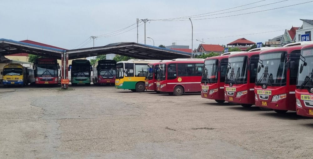 Xe khách đậu tại bến xe vĩnh yên sẵn sàng khởi hành
