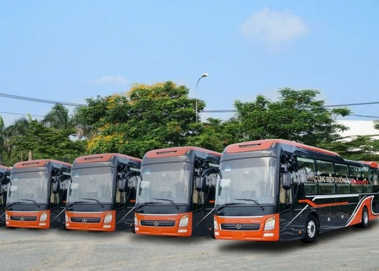 Xe khách di chuyển trên tuyến Hà Nội Móng Cái