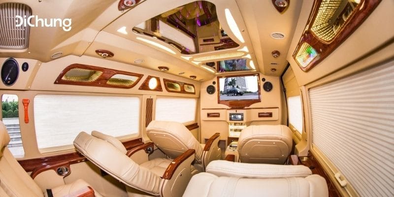 Xe khách Hà Sơn Hải Vân di chuyển trên đường cao tốc Nội Bài - Lào Cai