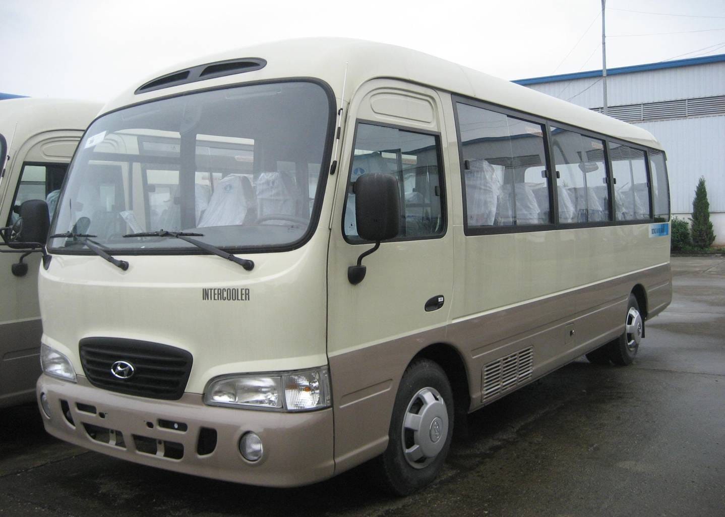 Xe khách Hyundai County 24 chỗ màu xanh quen thuộc trên đường phố Việt Nam