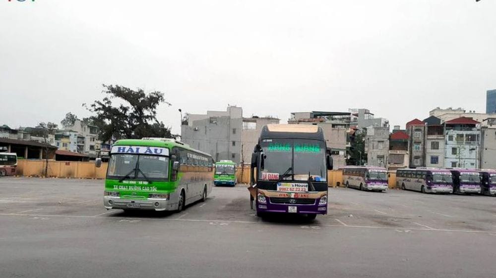 Xe khách lớn đang di chuyển trên đường cao tốc, đại diện cho các tuyến liên tỉnh khởi hành từ bến xe Phúc Yên