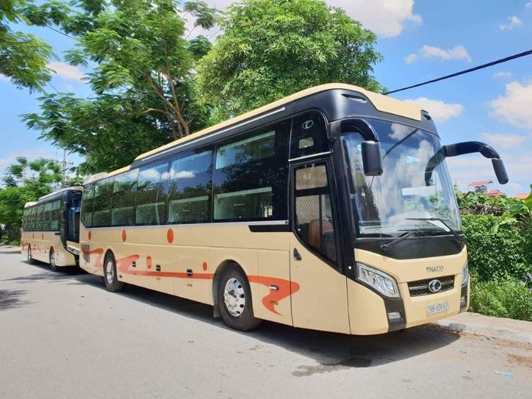 Xe khách Long Vỹ đang di chuyển trên tuyến Vĩnh Phúc Hà Nội