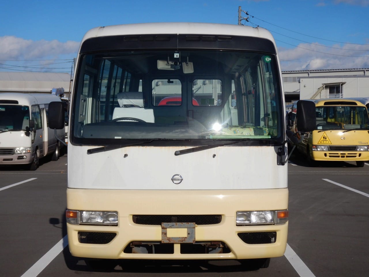 Xe khách Nissan Coaster 24 chỗ màu trắng với thiết kế hiện đại