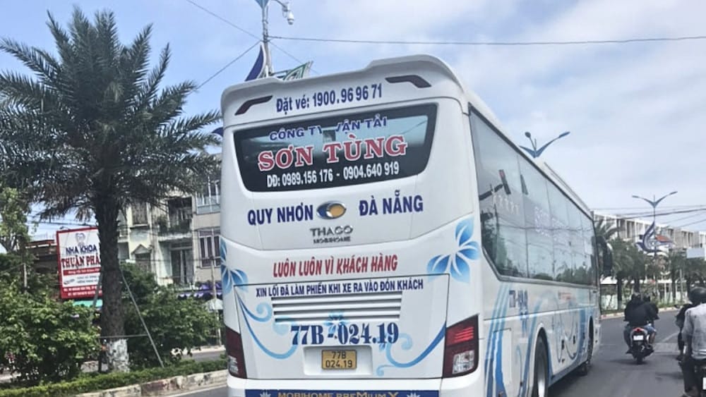 Xe khách Sơn Tùng đang di chuyển trên đường, phục vụ hành trình Quy Nhơn Đà Nẵng.
