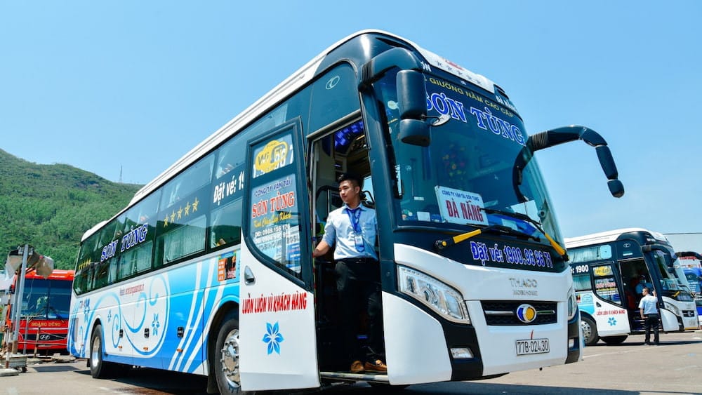 Xe khách Sơn Tùng đang hoạt động, tượng trưng cho dịch vụ vận tải hành khách đường dài.