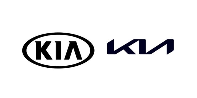 Xe Kia K3 màu trắng đang di chuyển trên đường phố