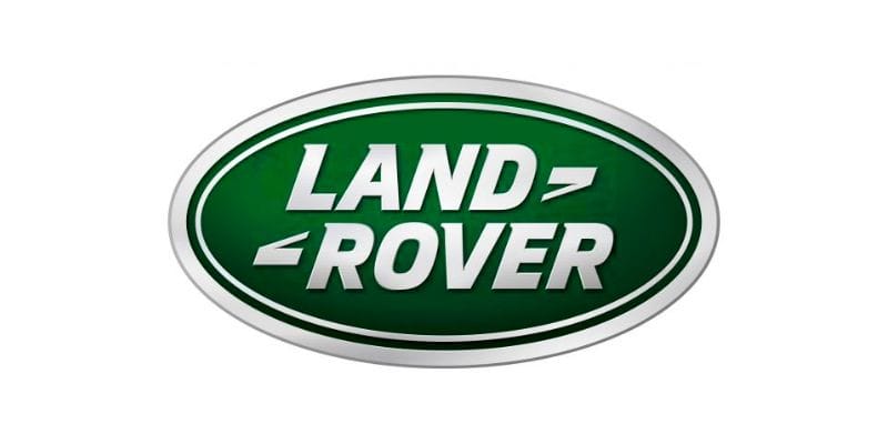 Xe Land Rover Range Rover màu đen đang đỗ trước một ngôi nhà