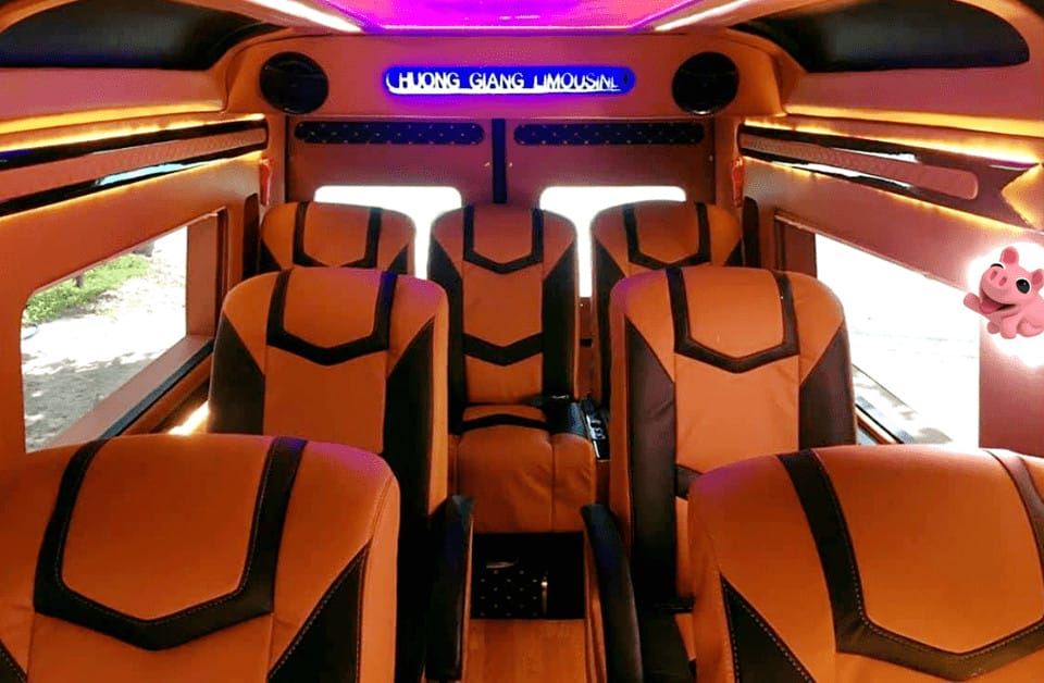 Xe limousine của nhà xe Hương Giang tuyến Đà Nẵng đi Huế
