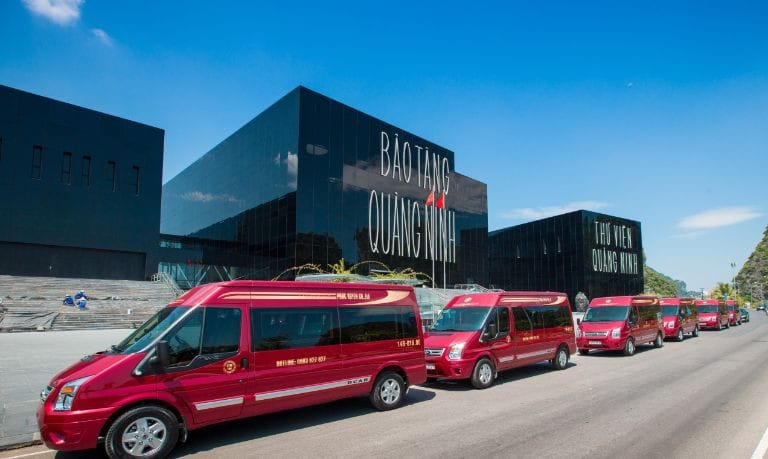 Xe limousine Phúc Xuyên đẳng cấp, đảm bảo an toàn và thoải mái trên hành trình cao tốc