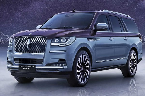 Xe Lincoln Navigator màu trắng lướt trên đường