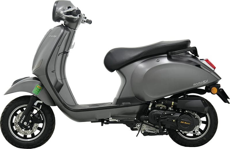 Xe máy 50cc DK Roma SX màu xanh rêu với thiết kế tinh tế, mang lại trải nghiệm di chuyển ổn định và tiết kiệm nhiên liệu.