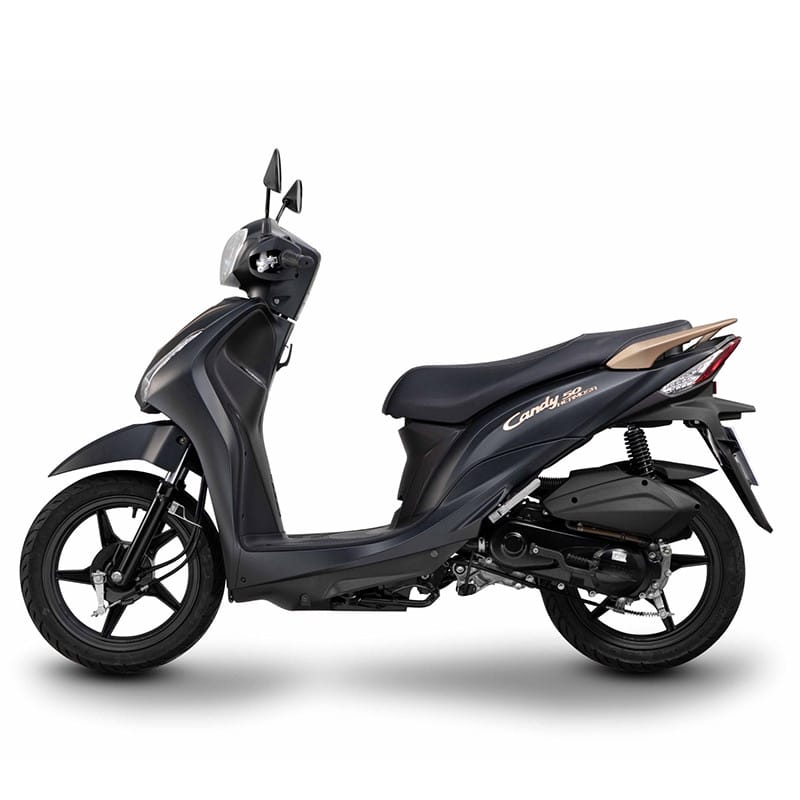 Xe máy 50cc Kymco Hermosa màu xanh, thể hiện sự nhỏ gọn và thời trang, phù hợp với nhu cầu di chuyển linh hoạt trong đô thị.