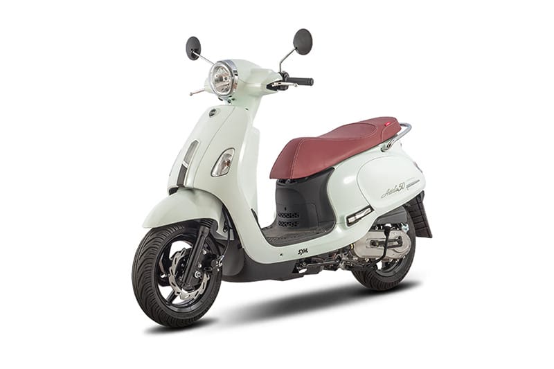 Xe máy 50cc SYM Attila màu đỏ, toát lên vẻ sang trọng, là một trong những lựa chọn xe 50cc đi xa tốt trên thị trường.