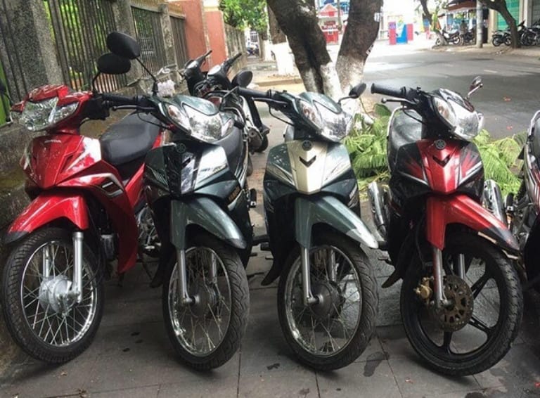 Xe máy đậu trên con đường ven biển Thanh Hóa