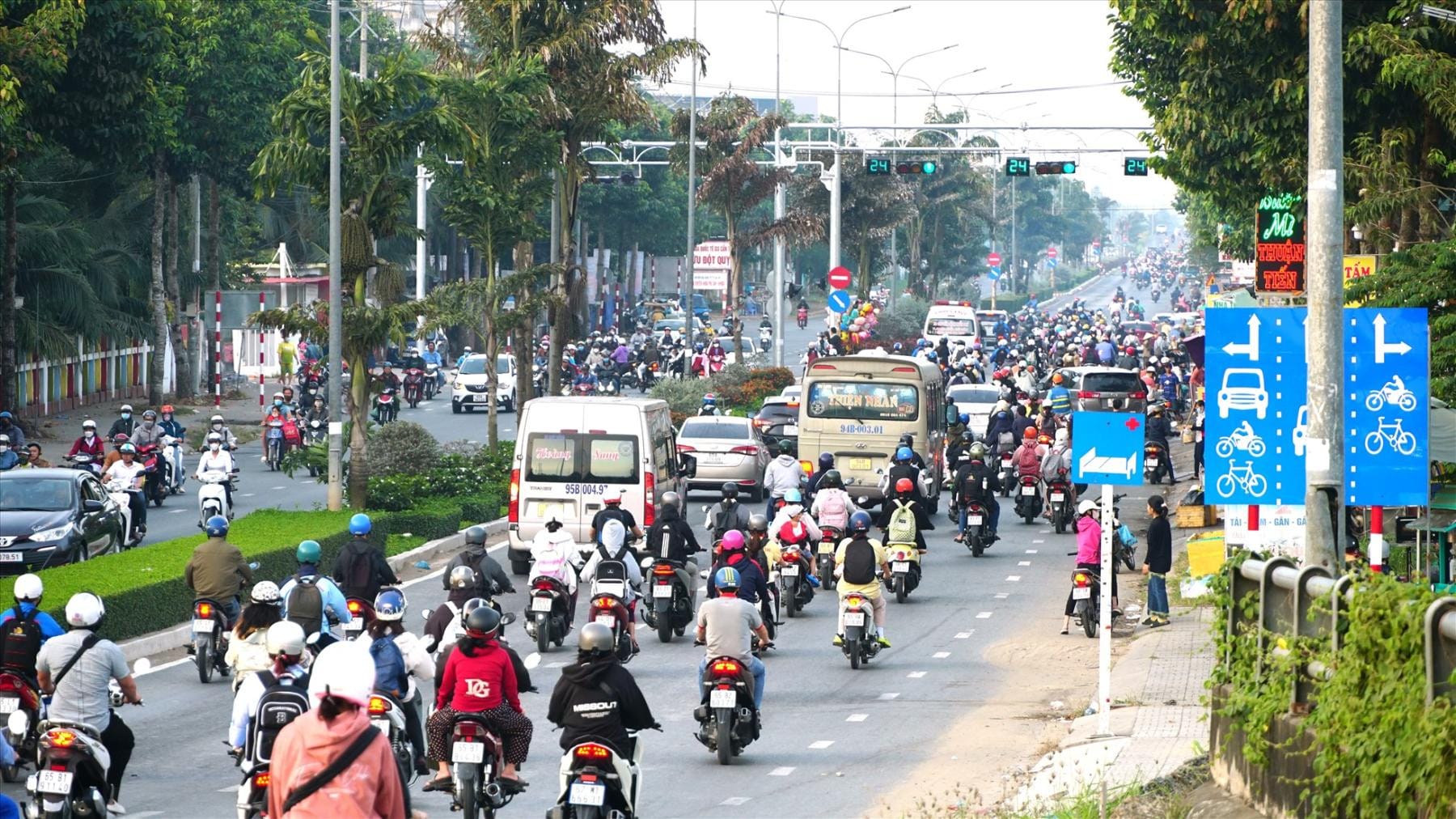 Xe máy di chuyển trên đường ngoại ô, tuân thủ giới hạn tốc độ ngoài khu dân cư