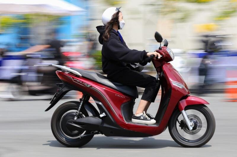 Xe máy điện màu đỏ rực rỡ tượng trưng cho mệnh Hỏa