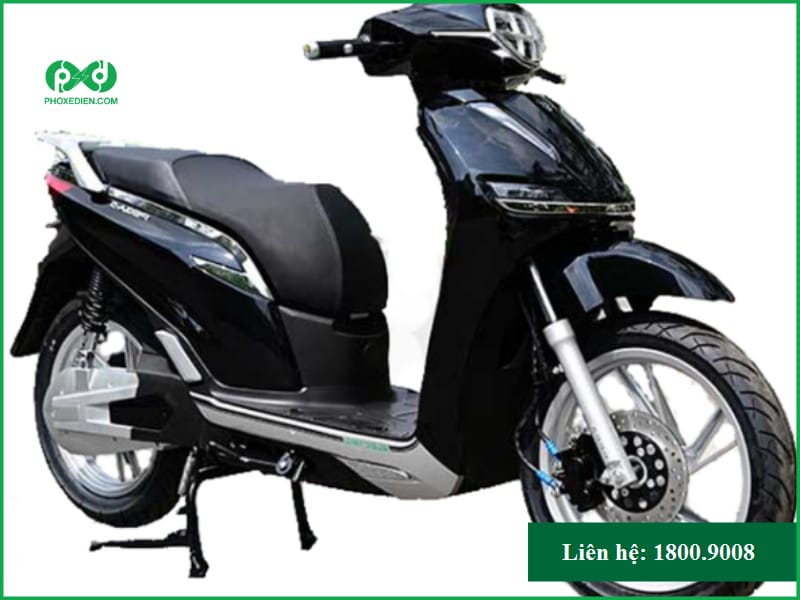 Xe máy điện Pega S màu đỏ sang trọng đang di chuyển trên đường phố