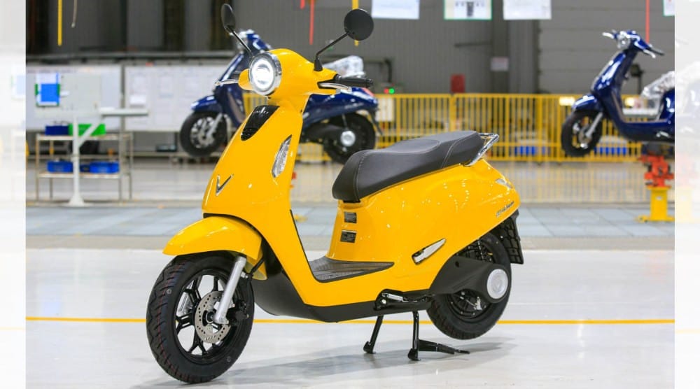Xe máy điện VinFast Evo 200 với thiết kế hiện đại trên đường phố