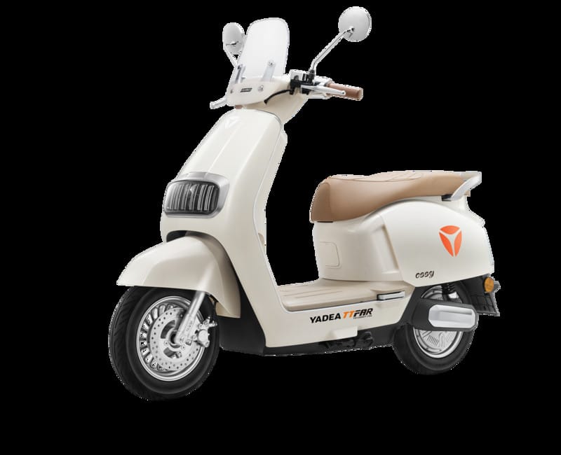 Xe máy điện Yadea Ossy màu trắng, với kiểu dáng thời trang, cá tính, phù hợp cho học sinh cấp 3 nữ