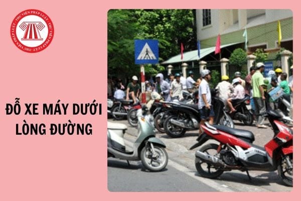 Xe máy đỗ trái phép dưới lòng đường gây cản trở giao thông