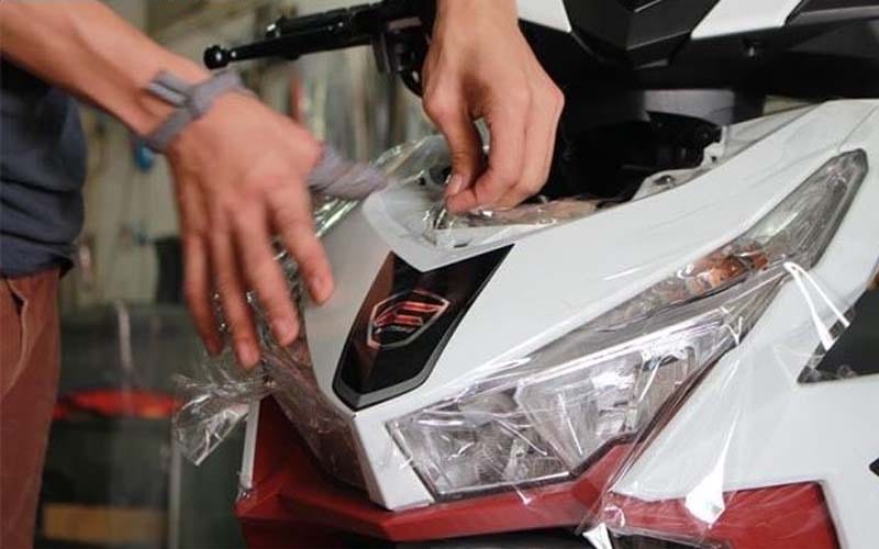 Xe máy được dán keo bảo vệ, minh họa cho các mẹo phòng tránh vết xước xe máy hiệu quả