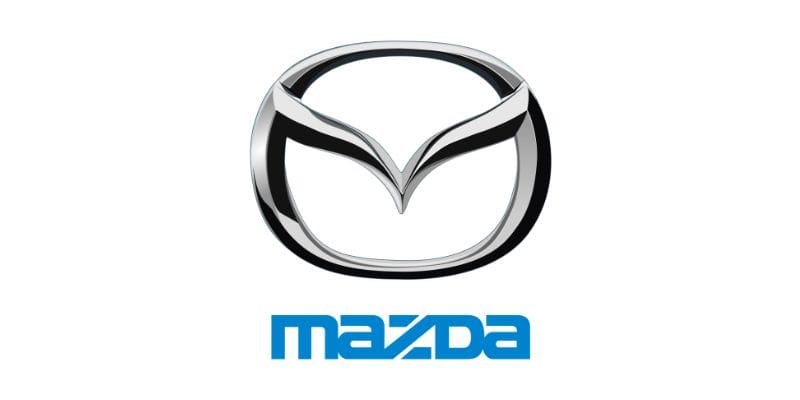 Xe Mazda 3 màu đỏ sáng bóng đỗ trên đường phố