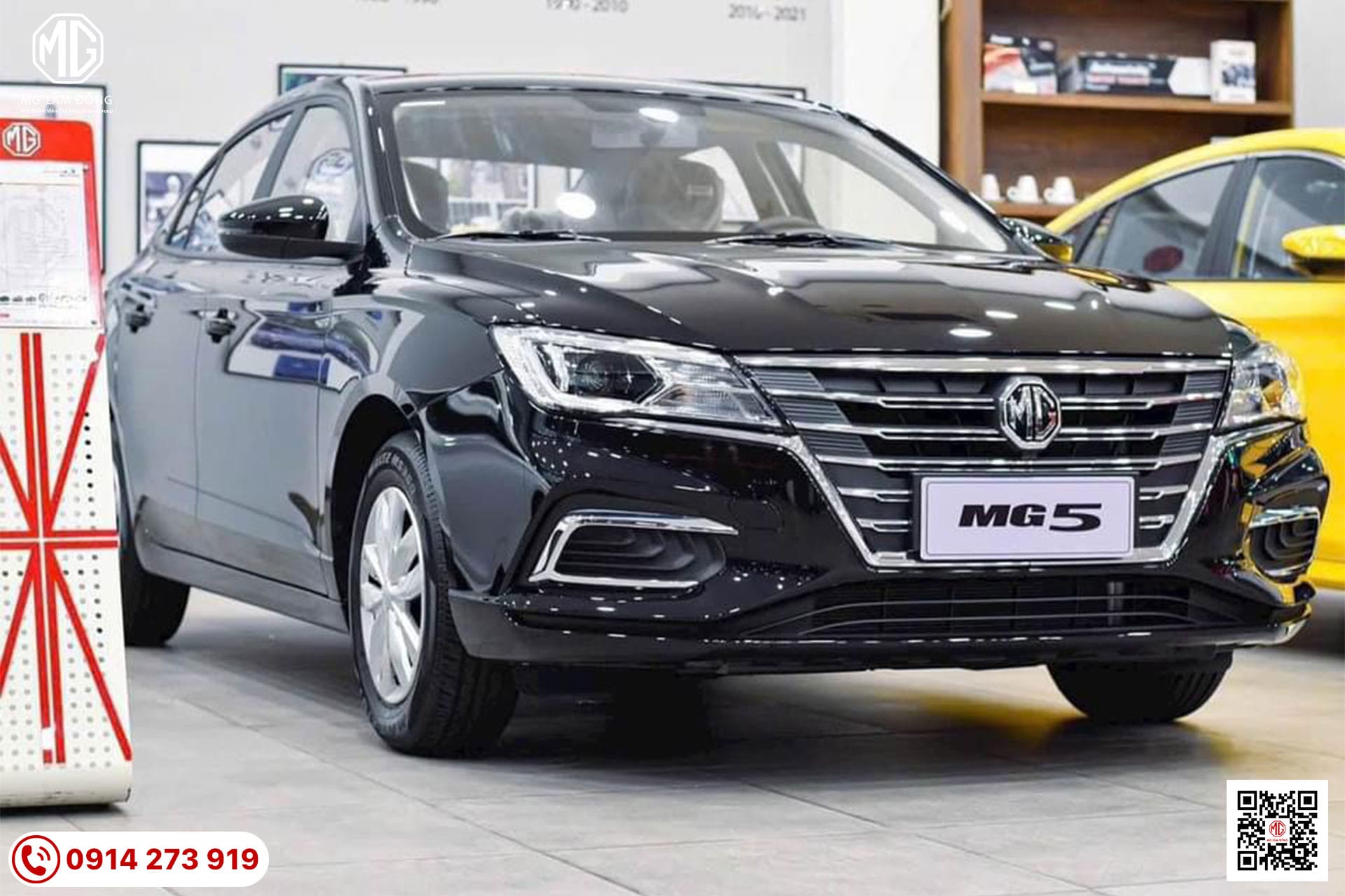 Xe MG 5 chỗ màu đỏ với góc nhìn 3/4 phía trước, nhấn mạnh thiết kế thể thao