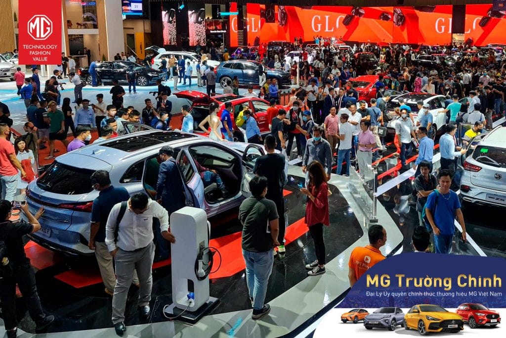 Xe MG chạy điện đang sạc tại trạm, minh chứng cho cam kết của hãng xe MG với công nghệ xanh