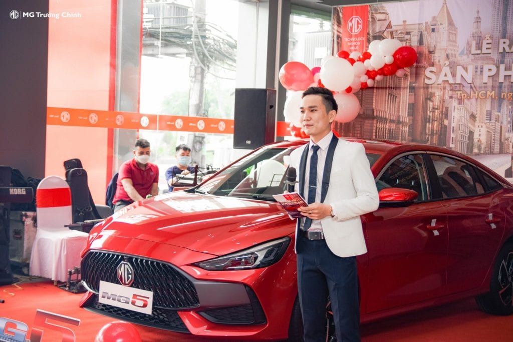 Xe MG trong không gian showroom, làm nổi bật thiết kế của dòng xe ô tô MG
