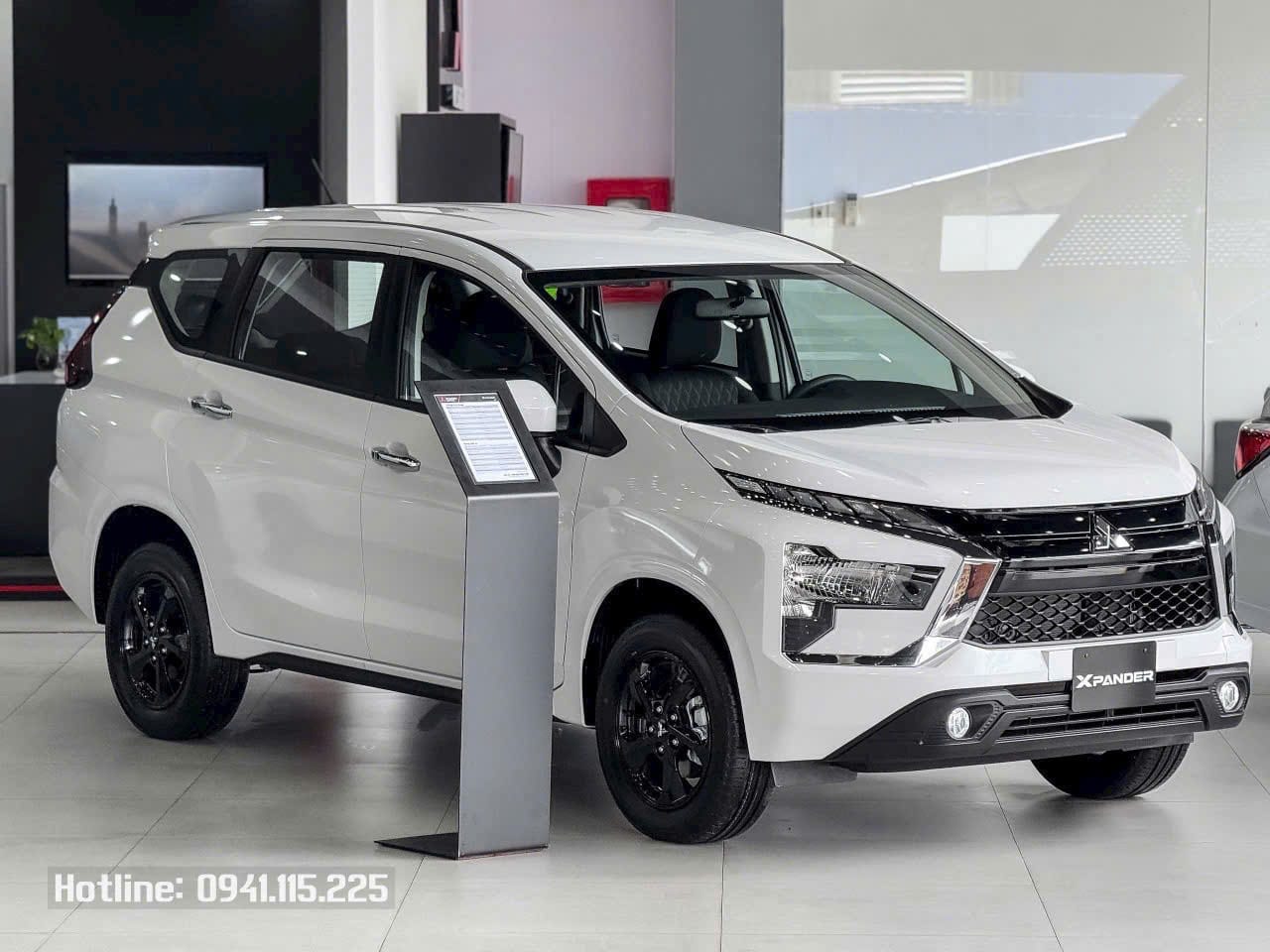 Xe Mitsubishi Xpander AT Eco màu trắng đang di chuyển trên đường, minh họa giá xe Mitsubishi Xpander Eco