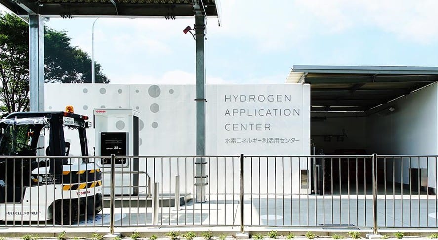 Xe nâng được cấp điện từ hydrogen đang hoạt động hiệu quả trong khu phức hợp của Toshiba
