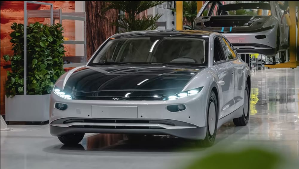 Xe năng lượng mặt trời Lightyear Zero trên đường