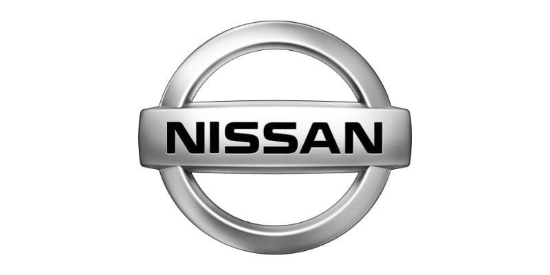 Xe Nissan Navara màu bạc đang di chuyển trên đường