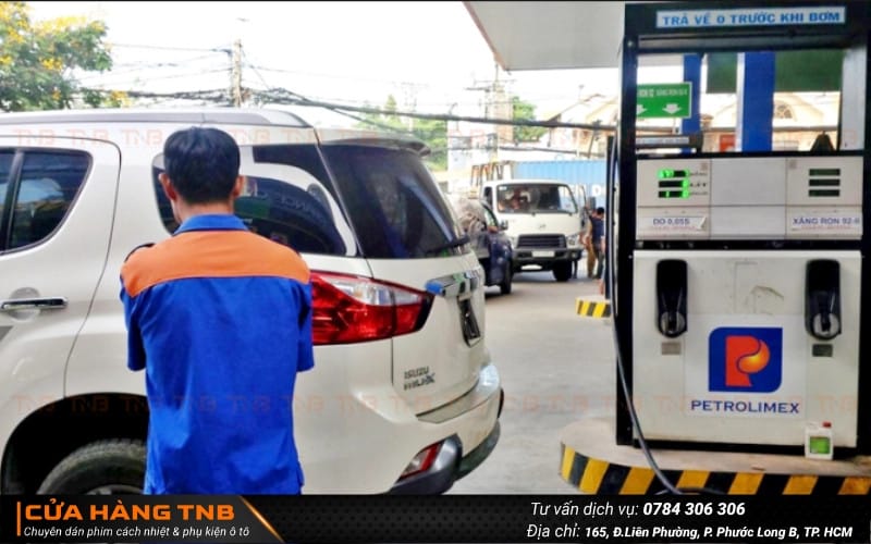 Xe ô tô chạy xăng đang đổ nhiên liệu tại cây xăng, hình ảnh quen thuộc của xe truyền thống khi cân nhắc nên mua xe xăng hay xe điện
