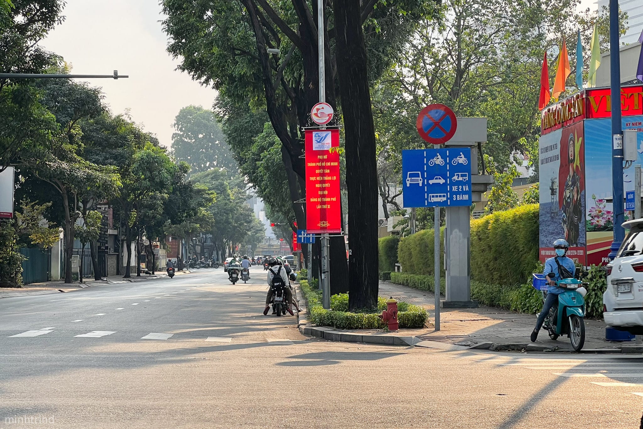 Xe ô tô di chuyển không đúng làn đường quy định, minh họa cho lỗi sai làn phạt bao nhiêu.