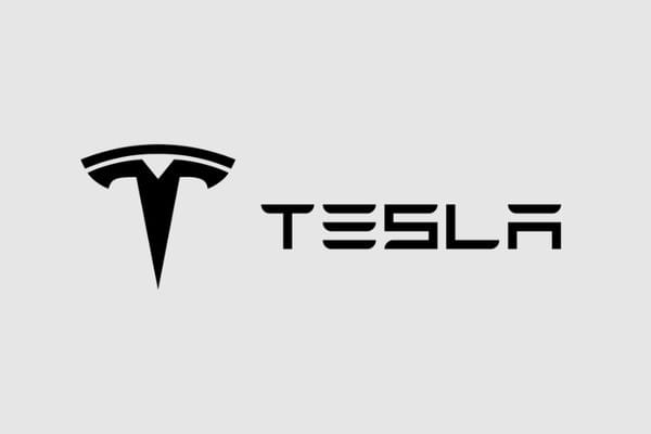 Xe ô tô điện Tesla Model S cùng các dòng xe khác của thương hiệu Tesla, biểu tượng của sự đổi mới và công nghệ xanh