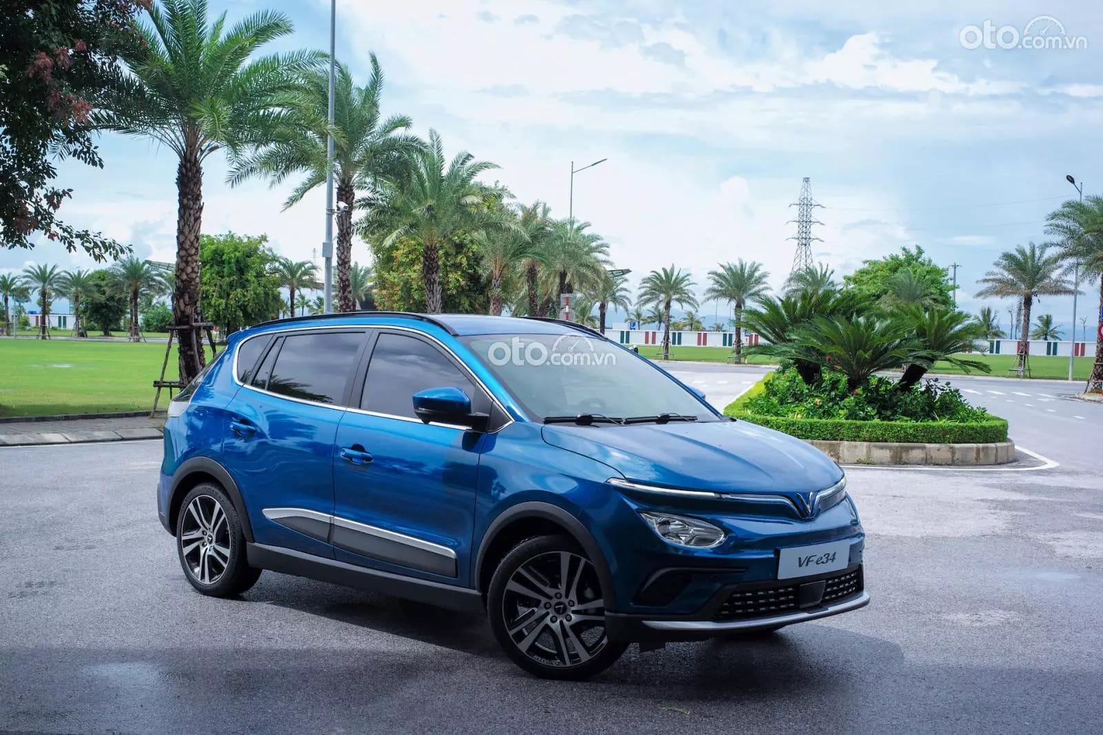 Xe ô tô điện VinFast VF e34 màu trắng từ góc nhìn phía trước