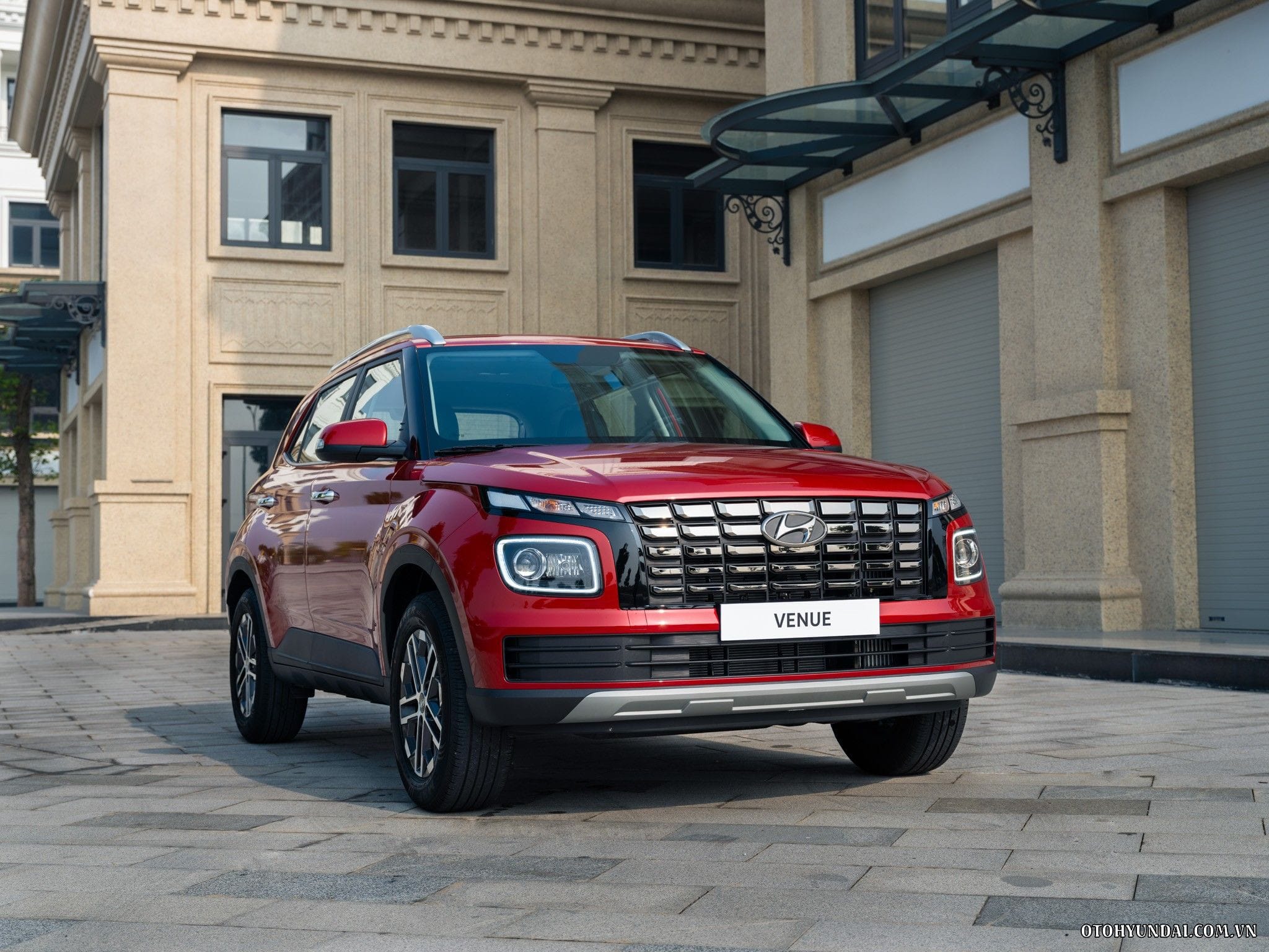 Xe ô tô Hyundai Venue màu đỏ cam năng động, thiết kế nhỏ gọn, phù hợp di chuyển đô thị.