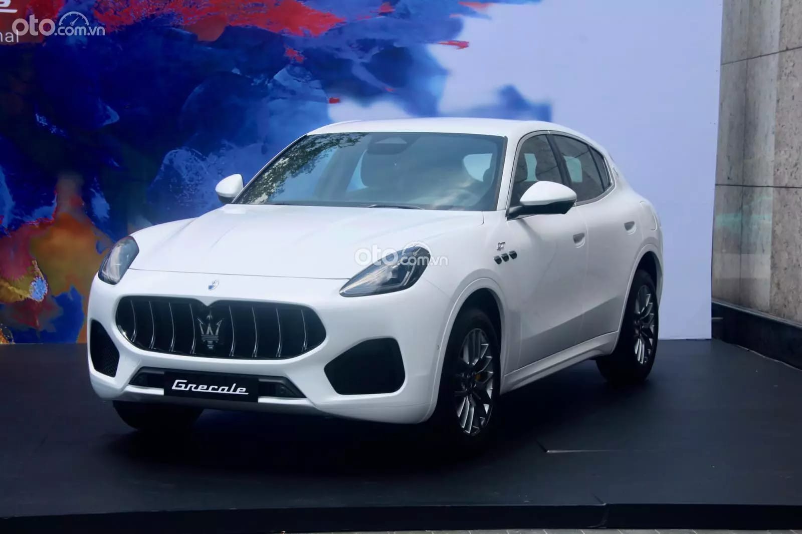 Xe ô tô Maserati Grecale SUV màu trắng sang trọng