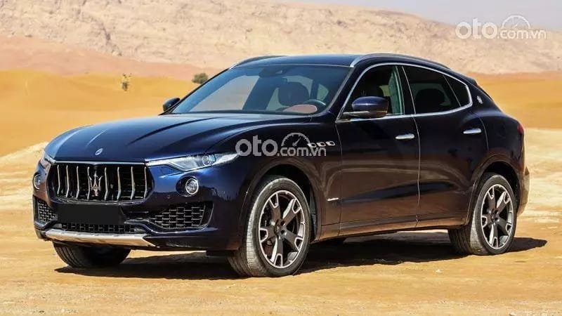 Xe ô tô Maserati Levante màu đỏ đậm, mạnh mẽ trên đường phố