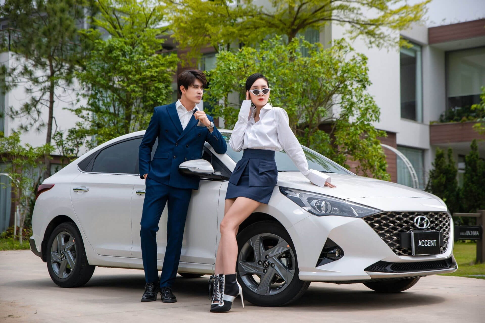 Xe ô tô màu vàng hợp mệnh Kim đỗ trên đường phố