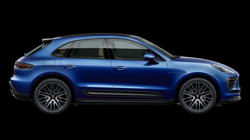 Xe ô tô Porsche Macan màu xanh đậm đang đỗ trước tòa nhà hiện đại