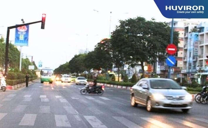 Xe ô tô vi phạm tín hiệu đèn giao thông đang bị camera phạt nguội ghi hình