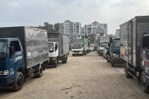 Xe ô tô xếp hàng chờ kiểm định tại trung tâm đăng kiểm, nhấn mạnh tầm quan trọng của trạm đăng kiểm Nhà Bè trong việc giảm ùn tắc