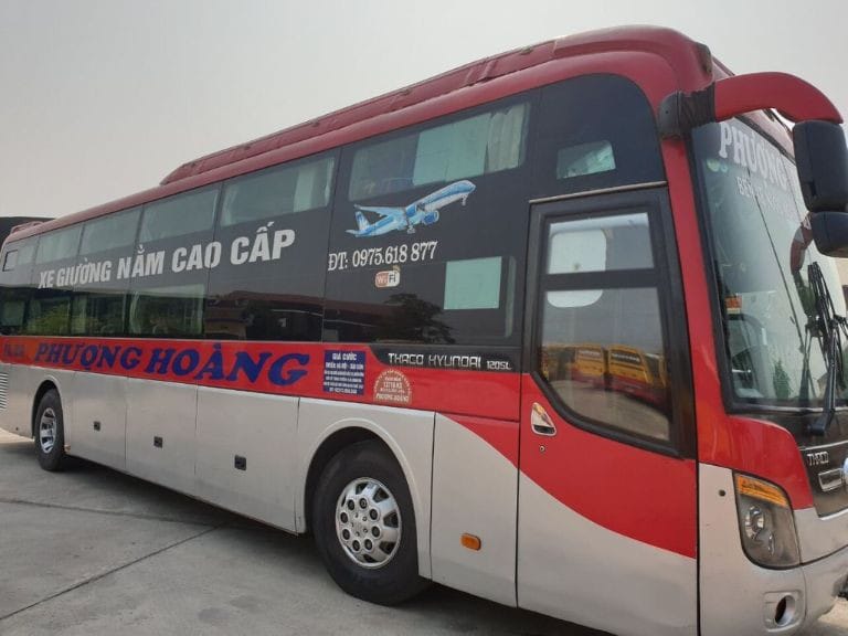 Xe Phượng Hoàng chuẩn bị xuất bến Nước Ngầm đi Quảng Nam với tiện nghi hiện đại
